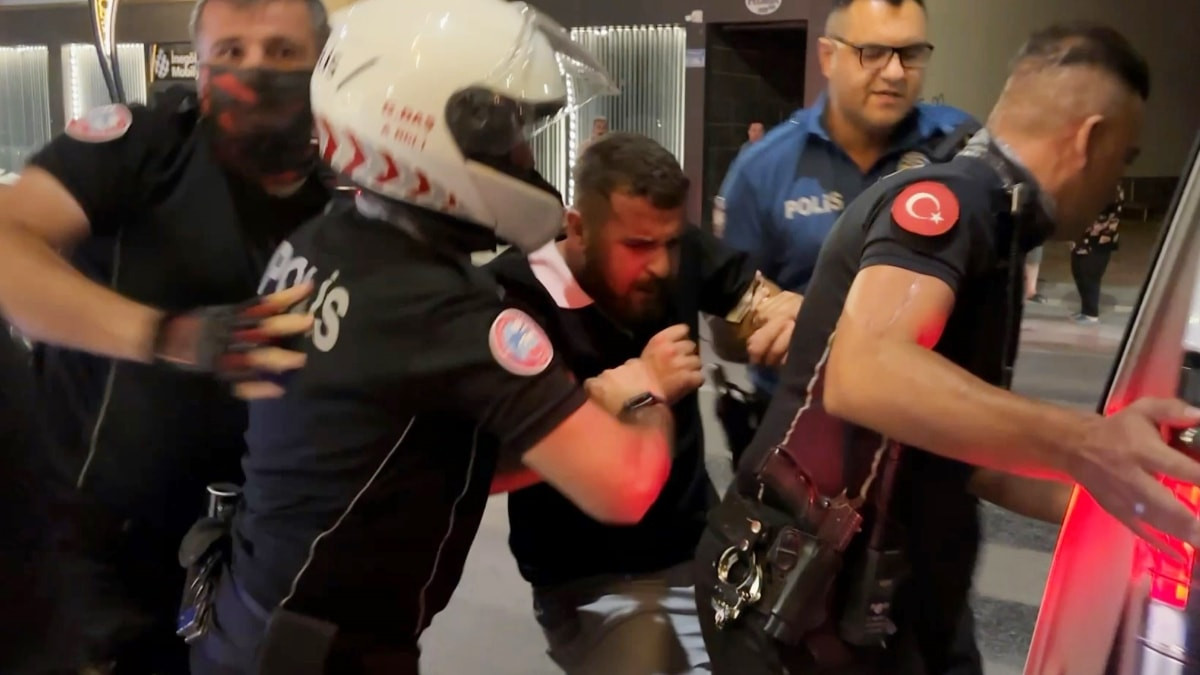 Aksaray'da aile arbedesi: Biri zorla, oburu oynayarak gözaltına alındı