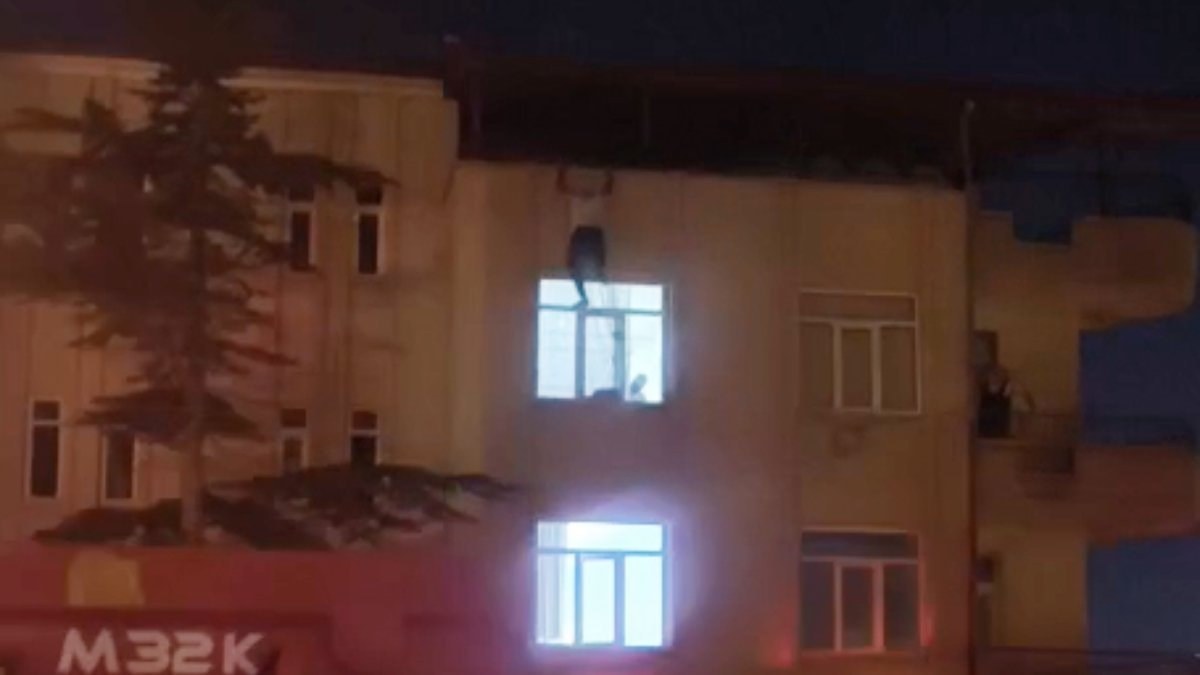 Aksaray'da çatıdan meskene girmek isteyen kişinin 3'üncü kattan düştüğü anların manzarası ortaya çıktı