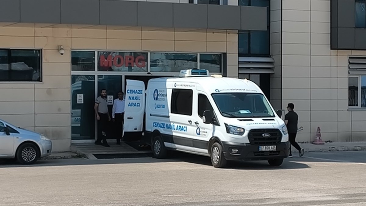 Antalya'da yaşanan korkunç kazada hayatını kaybeden çiftin cenazeleri yakınları tarafından teslim alındı