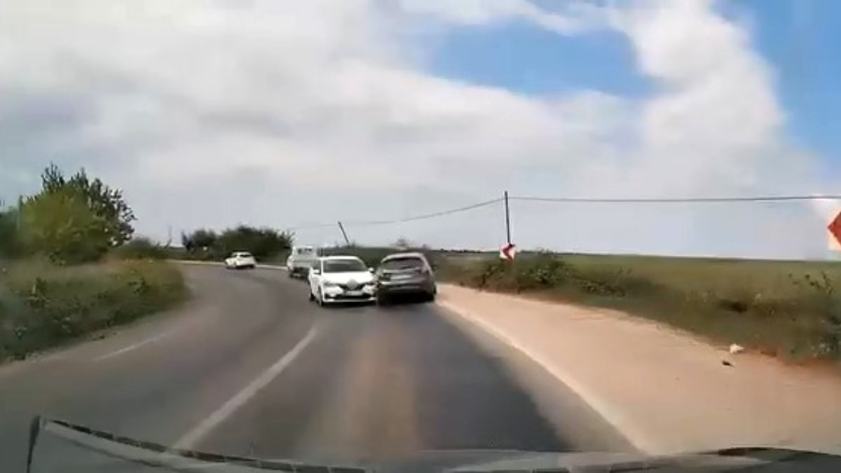 Bursa'da viraja süratli giren araba kazaya sebep oldu: O anlar kamerada