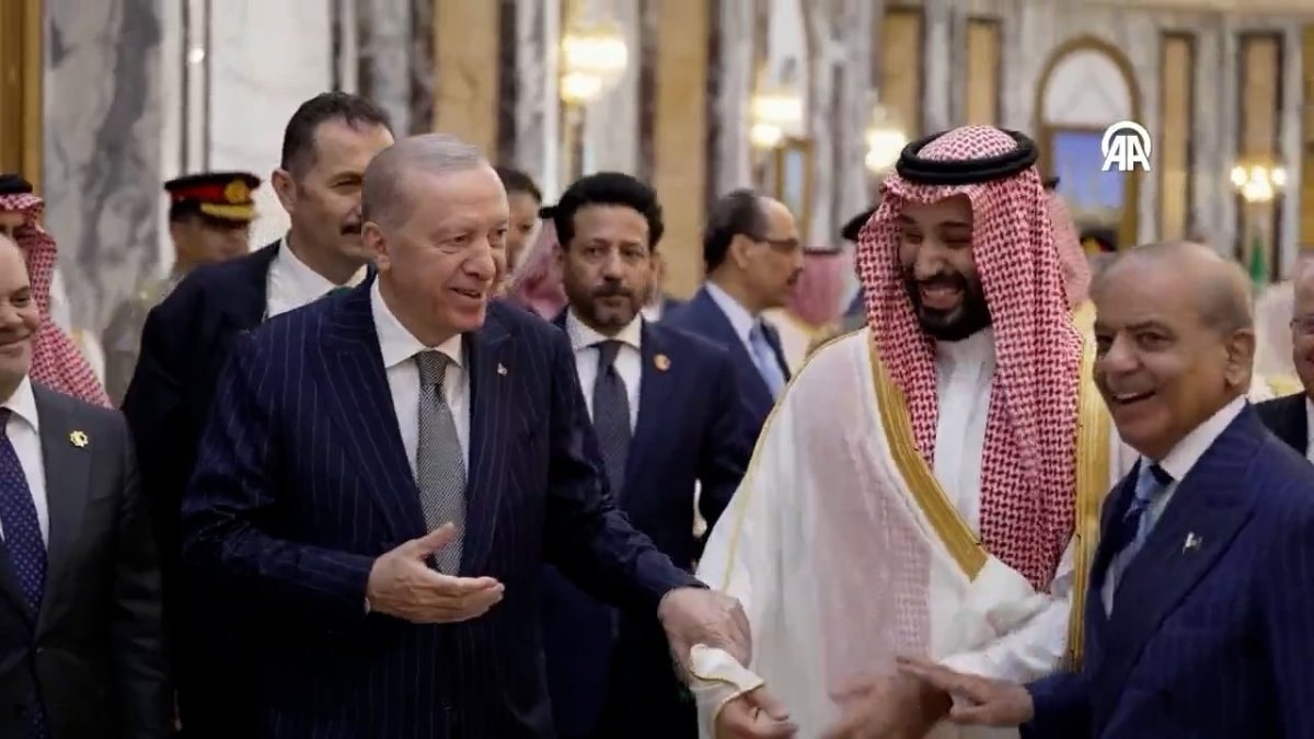 Cumhurbaşkanı Erdoğan, Suudi Arabistan'da önderlerle ayaküstü sohbet etti