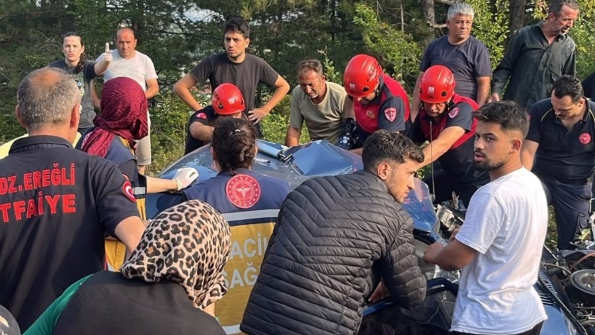 Emekçi servisi ile arabanın çarpıştığı kazada 1'i ağır olmak üzere 4 kişi yaralandı