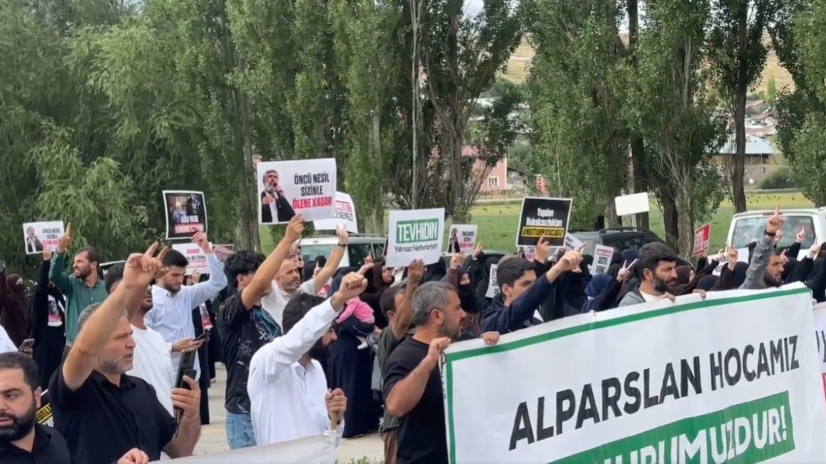 Erzurum'da Alparslan Kuytul taraftarlarından cezaevi önünde şov yaptı