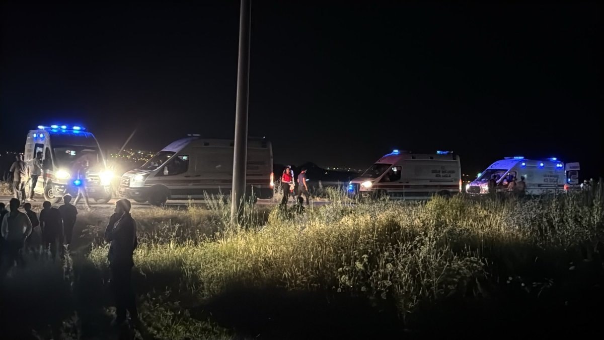 Hakkari'de hafif ticari kamyonet takla attı: 4 yaralı