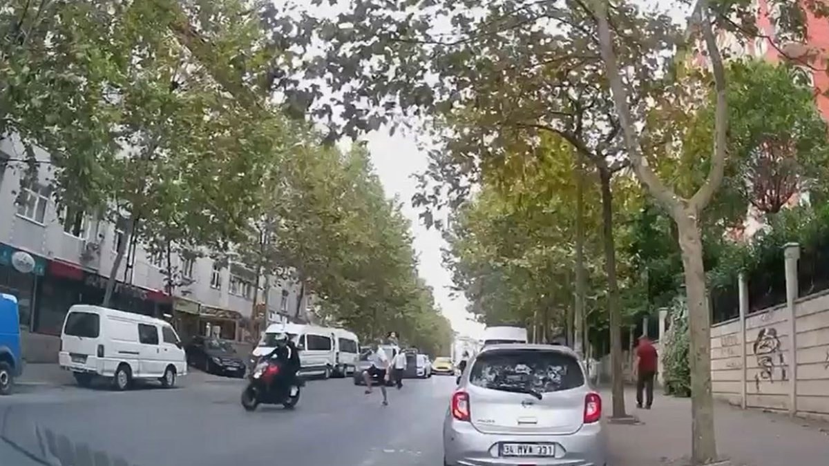 İstanbul'da genç kızı takip edip hırsızlık yaptılar