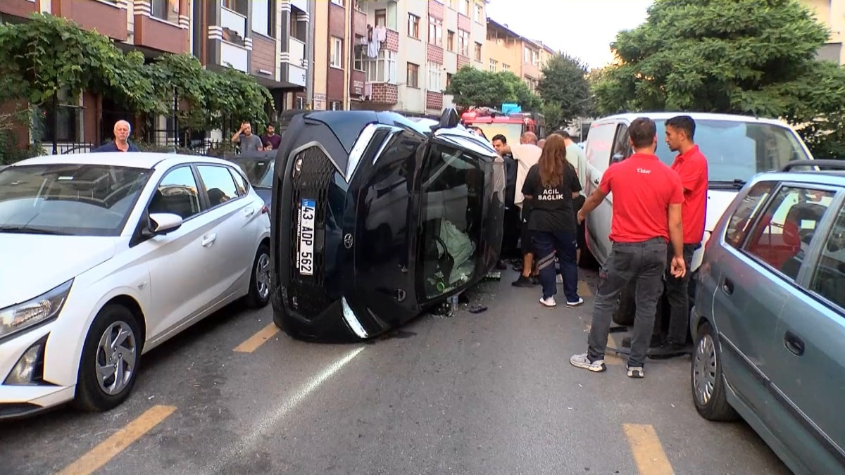 İstanbul'da park halindeki araçlara çarpıp devrildi: Şoför hastaneye kaldırıldı