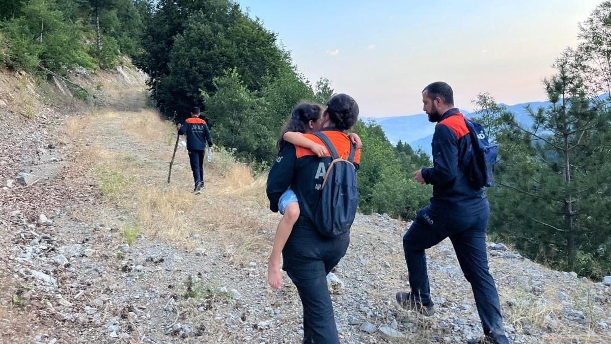 Kahramanmaraş'ta toprağa savrulan araçta mahsur kalan baba-kız kurtarıldı
