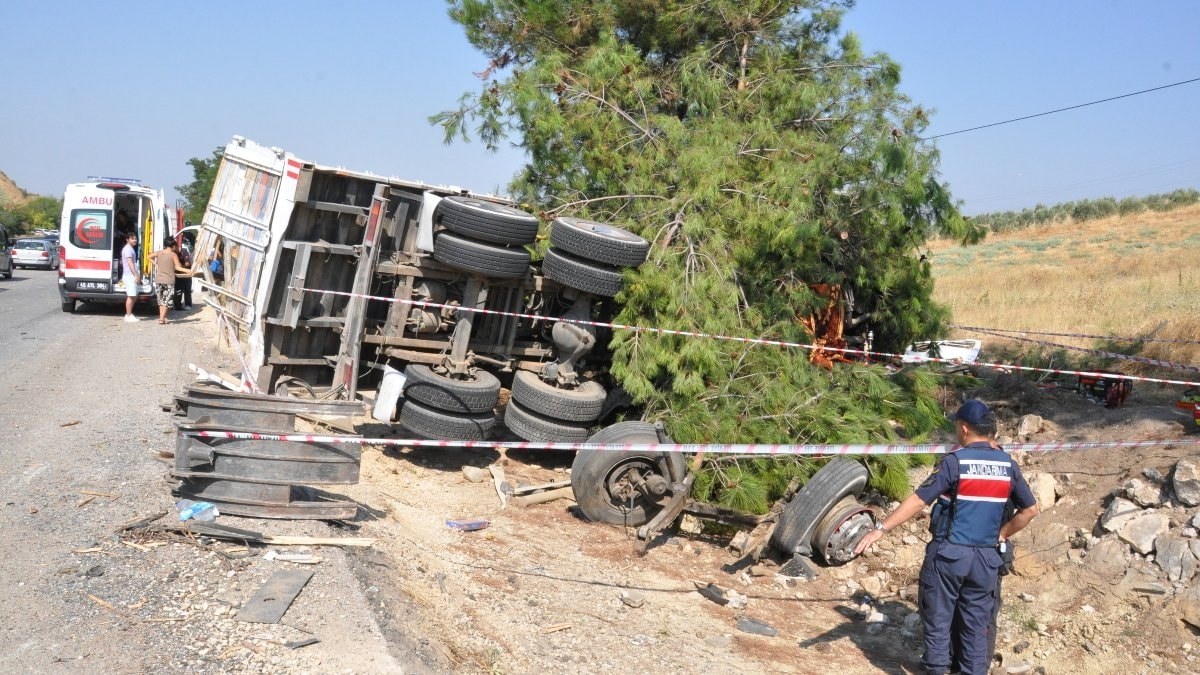 Manisa'da yolcu otobüsünün kamyona çarptığı kazada bir kişi hayatını kaybetti