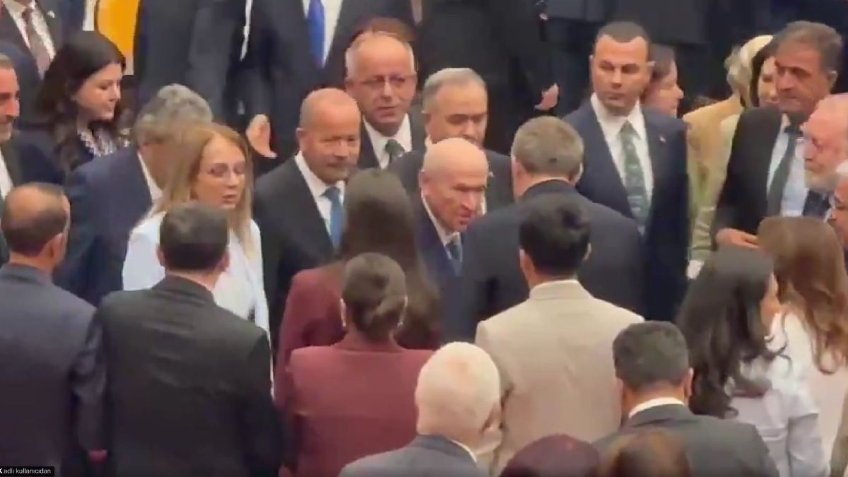 Meclis'te tarihi anlar: Devlet Bahçeli oylamanın akabinde DEM Partililerle selamlaştı
