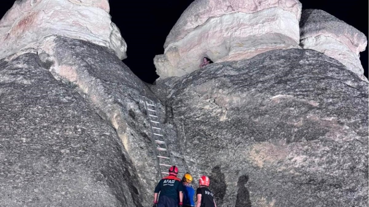 Nevşehir'de peri bacasının doruğunda mahsur kalan turisti AFAD takımları kurtardı