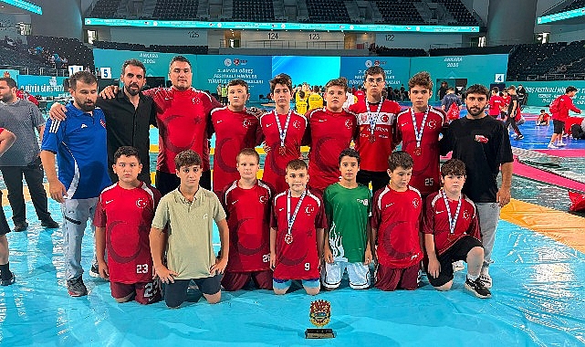 Osmangazi'nin Şampiyon Güreşçileri Başarıdan Başarıya Koşuyor
