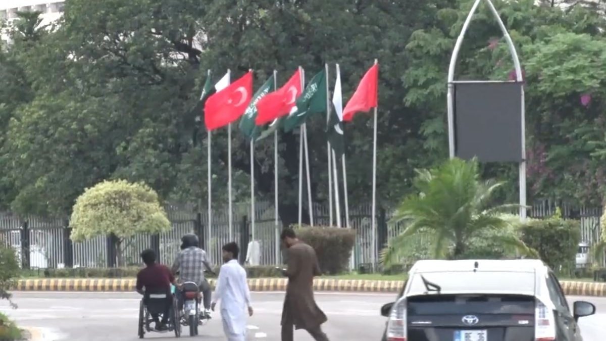 Pakistan'da sokaklar Türkiye ve Suudi Arabistan bayraklarıyla süslendi