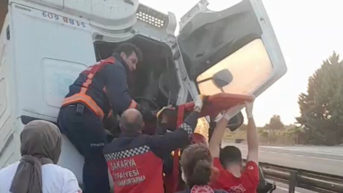 Sakarya’da hafriyat yüklü tır, bariyere çarptı: 1 meyyit 1 yaralı