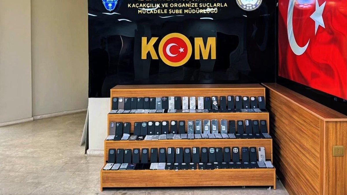 Şanlıurfa'da 3 milyon 550 bin lira pahasında gümrük kaçağı cep telefonu yakalandı