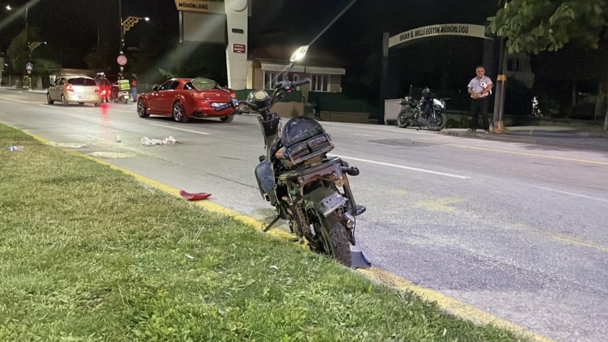 Sivas'ta motosiklet ile elektrikli bisiklet çarpıştı: Şoförler ağır yaralandı