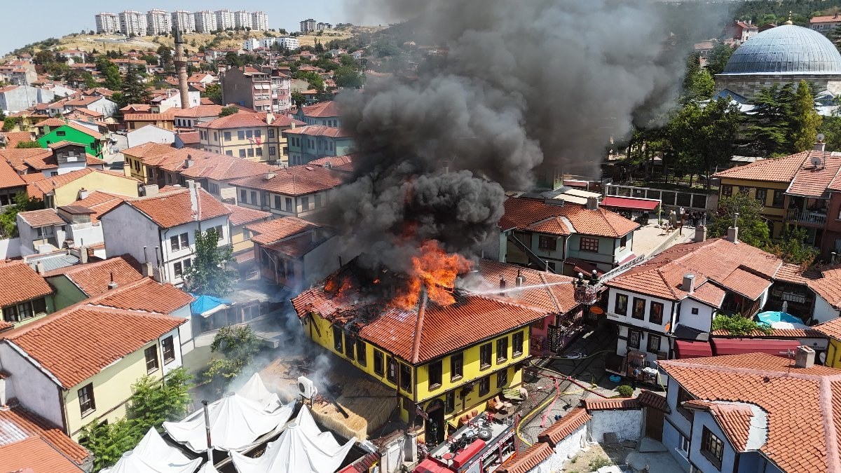 Tarihi Odunpazarı Evleri’nde yangın: 2 kişi dumandan etkilendi