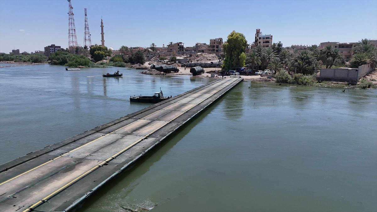 TSK ve Suriye ordusunun iş birliğiyle Fırat Irmağı'na yüzer köprü kuruldu