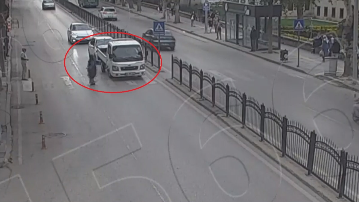Amasya'da yaya geçidinde duran kamyonete araba çarptı