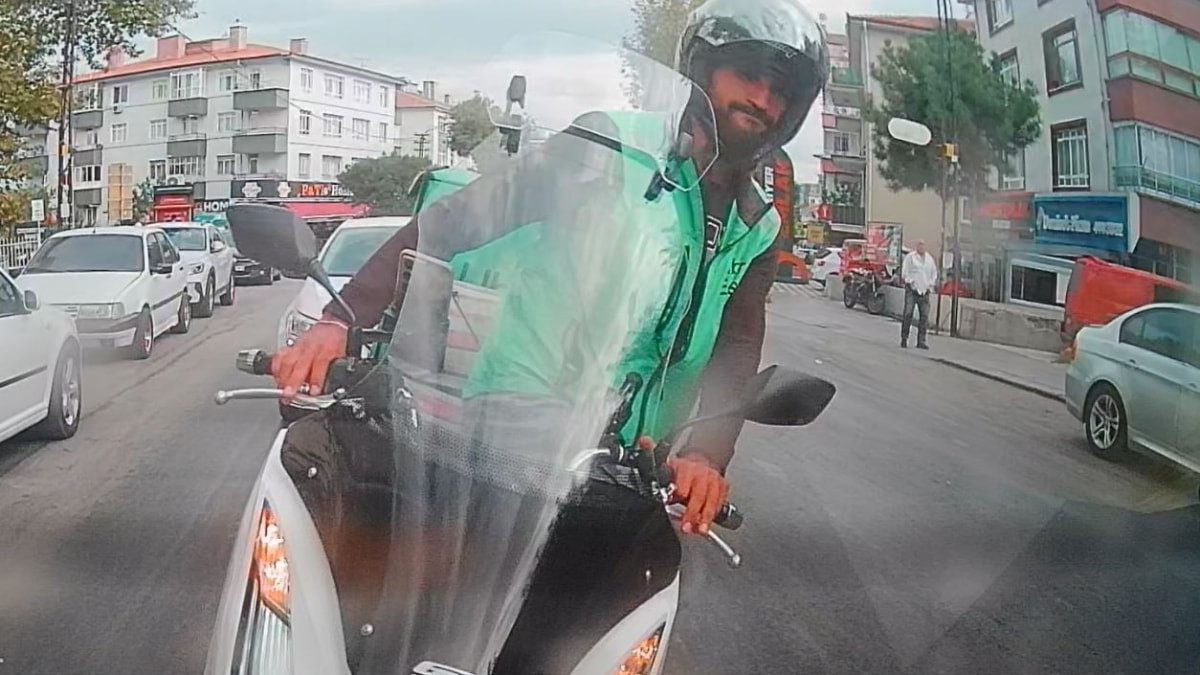 Ankara'da motokurye, trafikte arkadaşına el işareti yaparken kaza yaptı