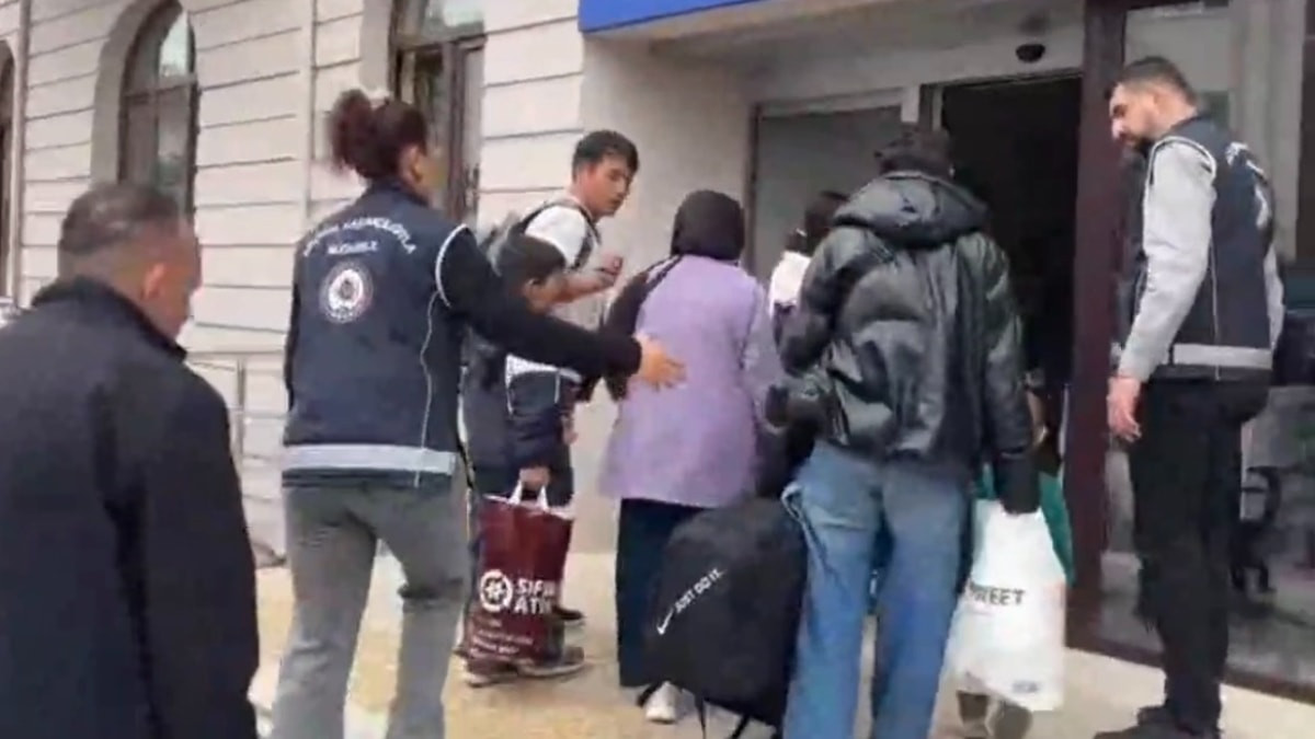 Balıkesir'de 29 sistemsiz göçmen yakalandı: 1 gözaltı