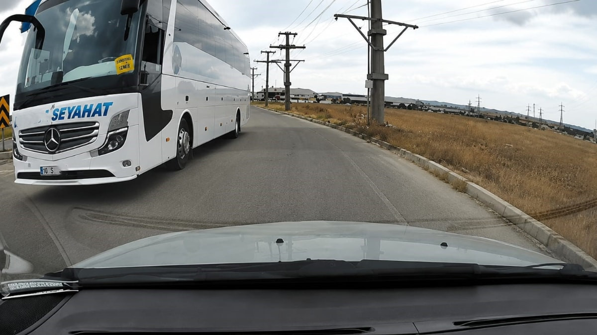Balıkesir'de karşıt yönden ilerleyen yolcu otobüsü reaksiyon çekti
