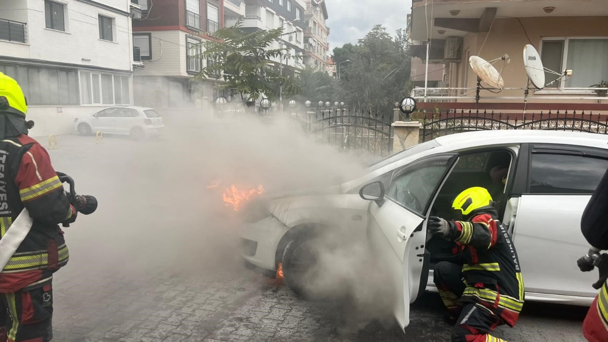 Balıkesir'de seyir halindeki araç alev alev yandı