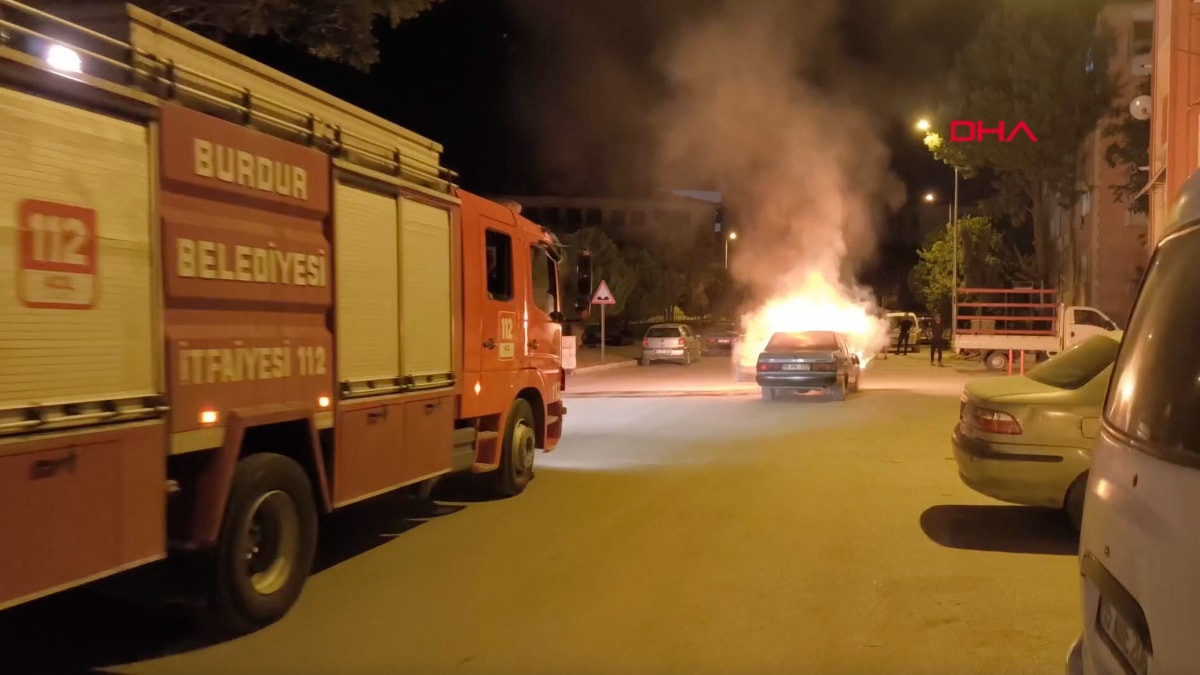 Burdur'da seyir halindeki araç alev alev yandı
