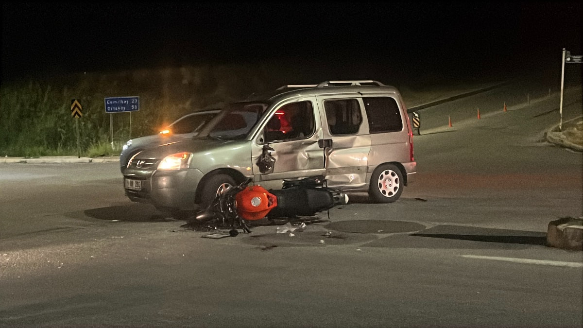 Çorum'da motosiklet ile araba çarpıştı: 3 yaralı