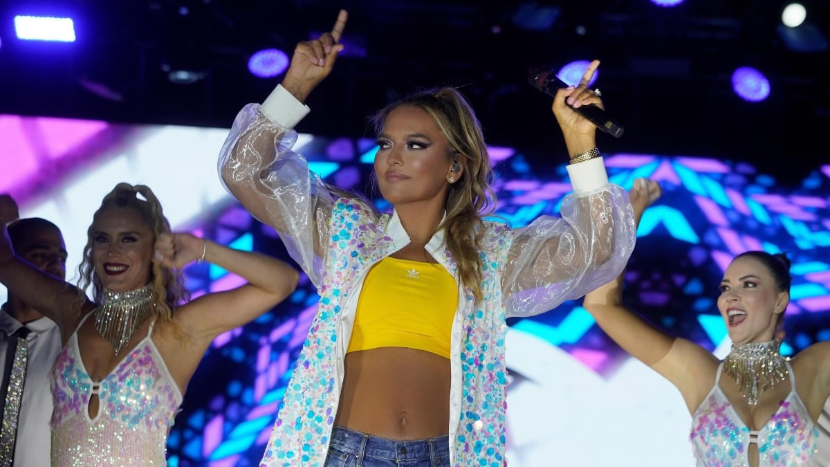 Demet Akalın'a konserinde taciz edildi: "Alın şunu"