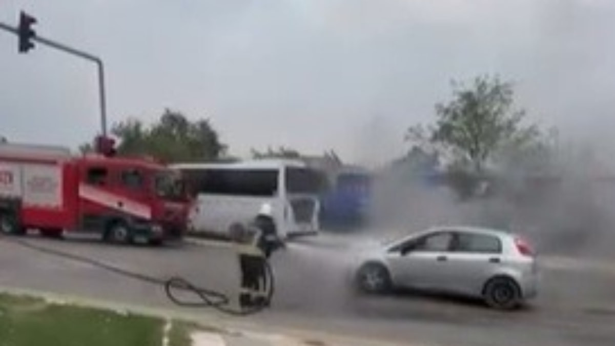 Elazığ'da alev alan araba söndürüldü