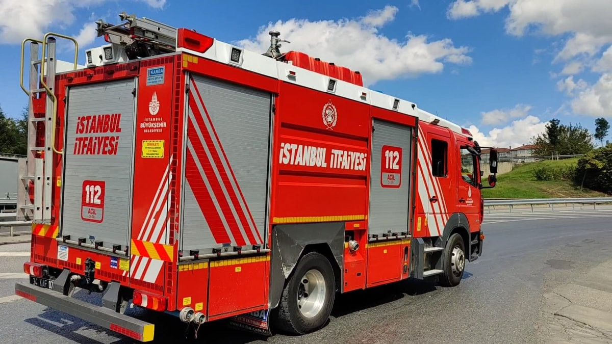 İstanbul'da seyir halindeki minibüste çıkan yangın söndürüldü