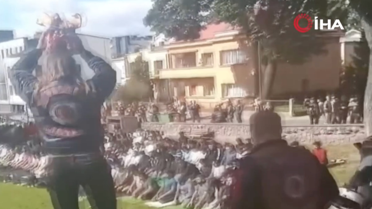 Litvanya'da cuma namazına yakışıksız taarruz: Korna basıp, domuz başı gösterdiler