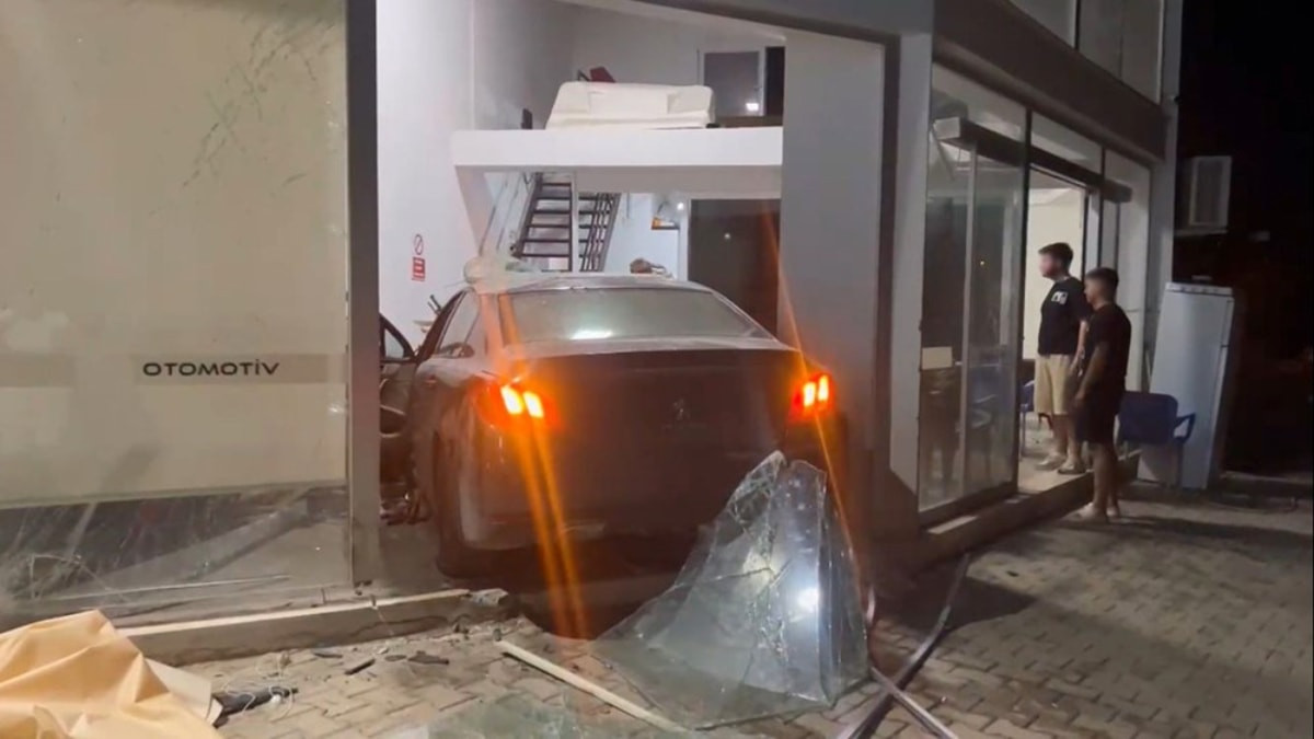 Mersin'de arabanın iş yerine daldığı anlar kamerada