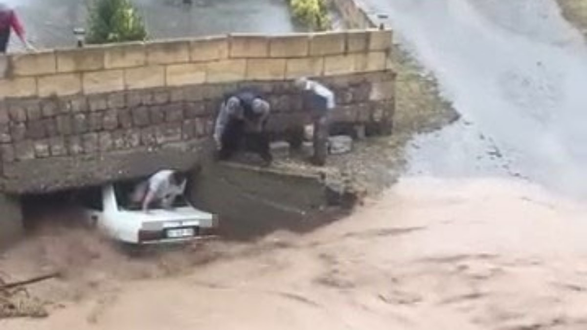 Nevşehir'de sağanak sele sebep oldu: Araçta mahsur kalanlar arka cam kırılarak kurtarıldı
