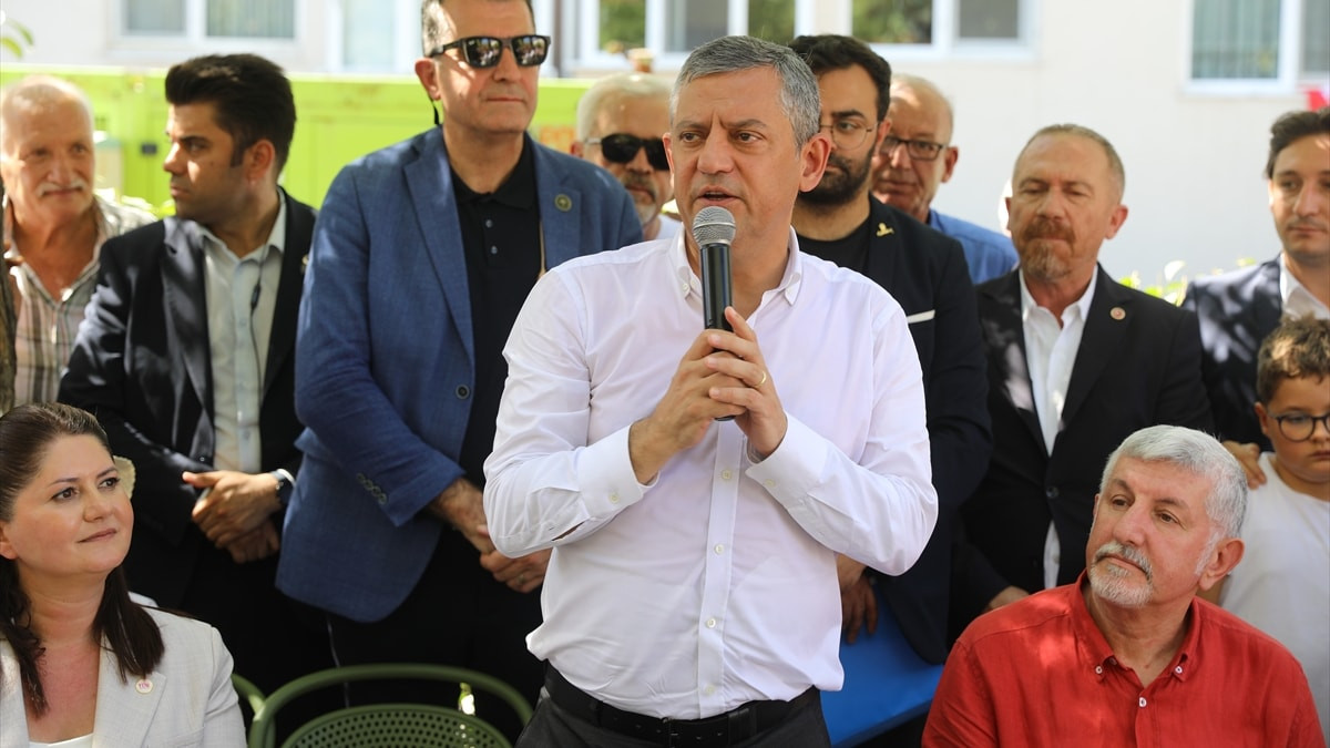 Özgür Özel’den parti gafı: Yeni Parti yerine CHP dedi, DÜZGÜN Parti’ye üye istedi