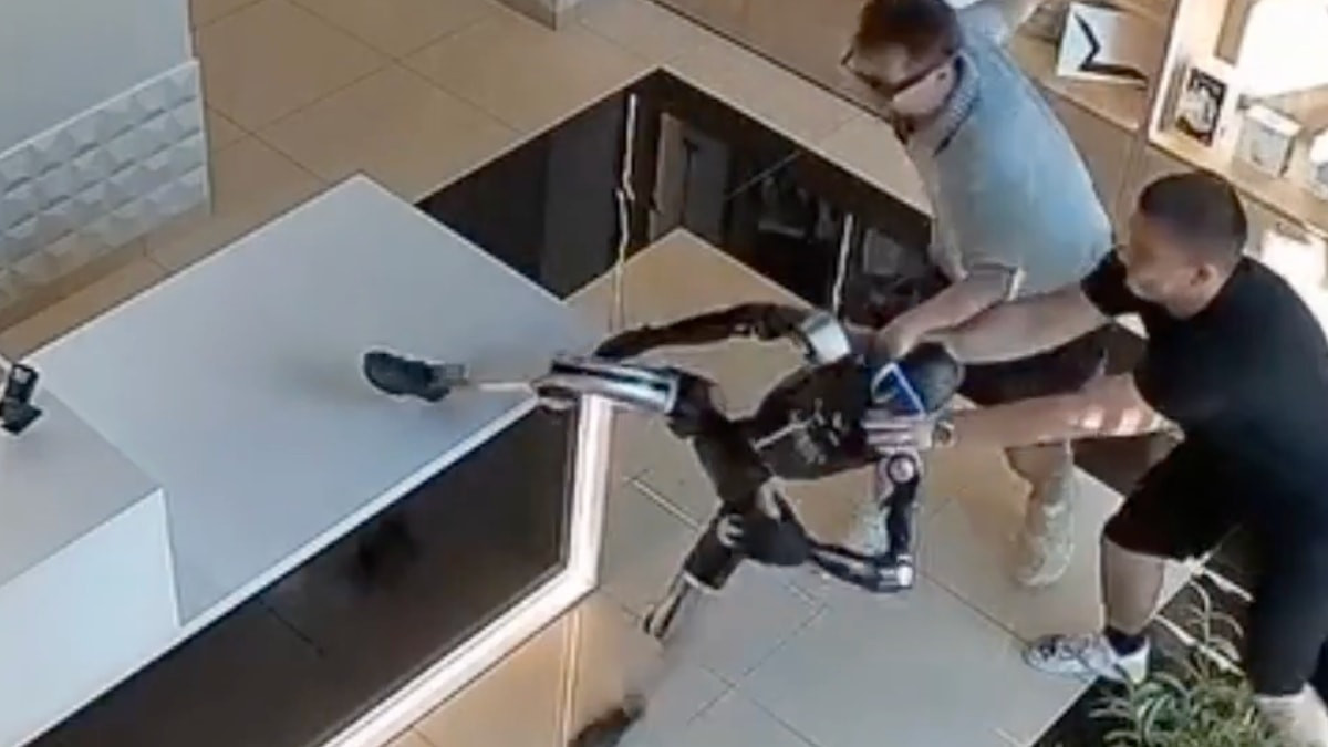 Rusya'da mağazada çalışan robot kendisini iten müşteriye saldırdı: O anlar kamerada