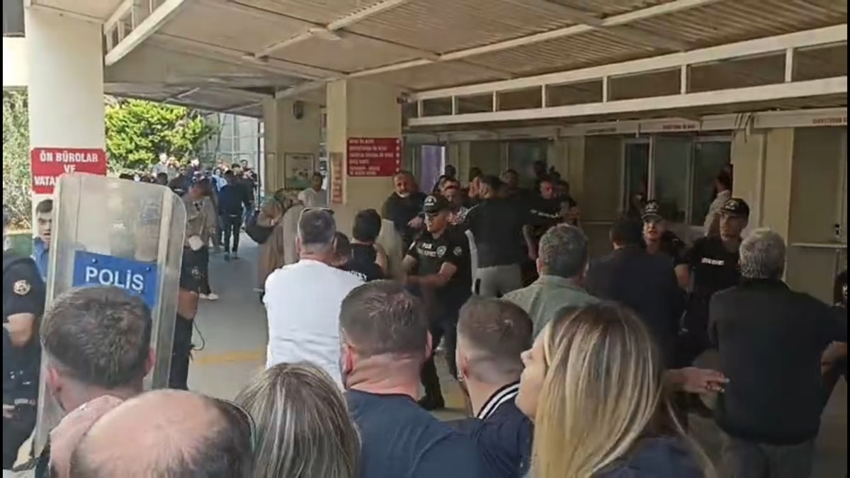 Sakarya'da cinayet davasında karar çıktı: Taraflar adliye önünde arbedeye tutuştu