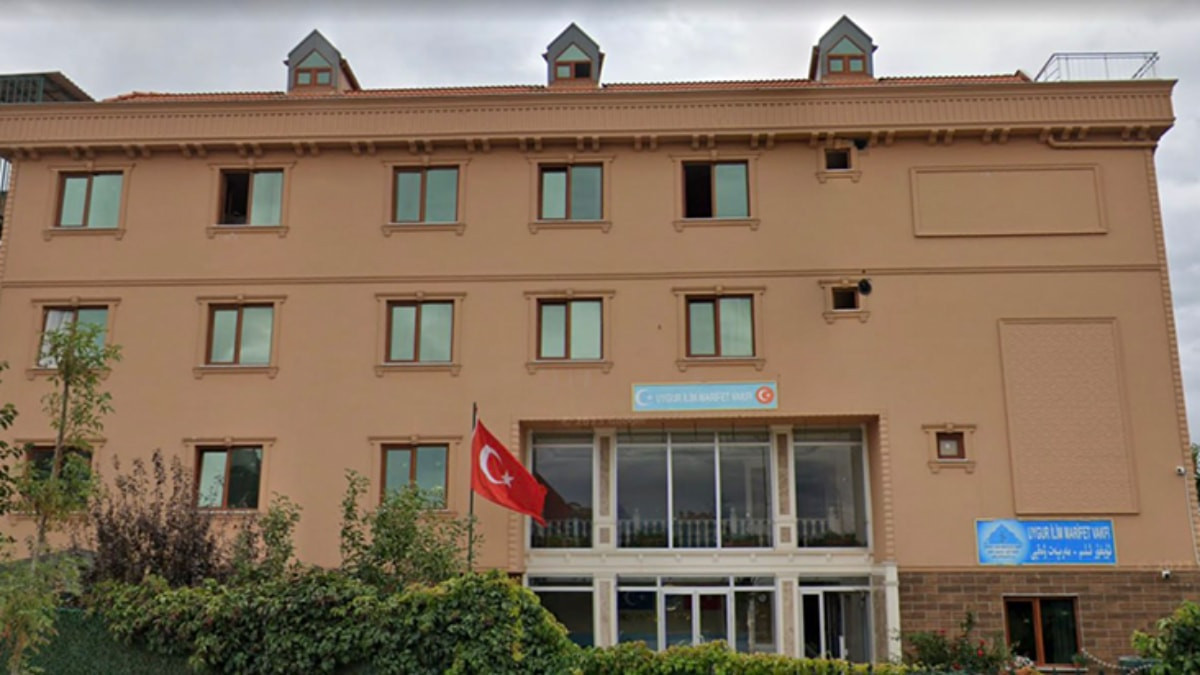Skandal vakıf bu sefer de bıçaklı hücumla gündemde: Vakıf yöneticisi saldırganlarla birlikte görüntü çekti