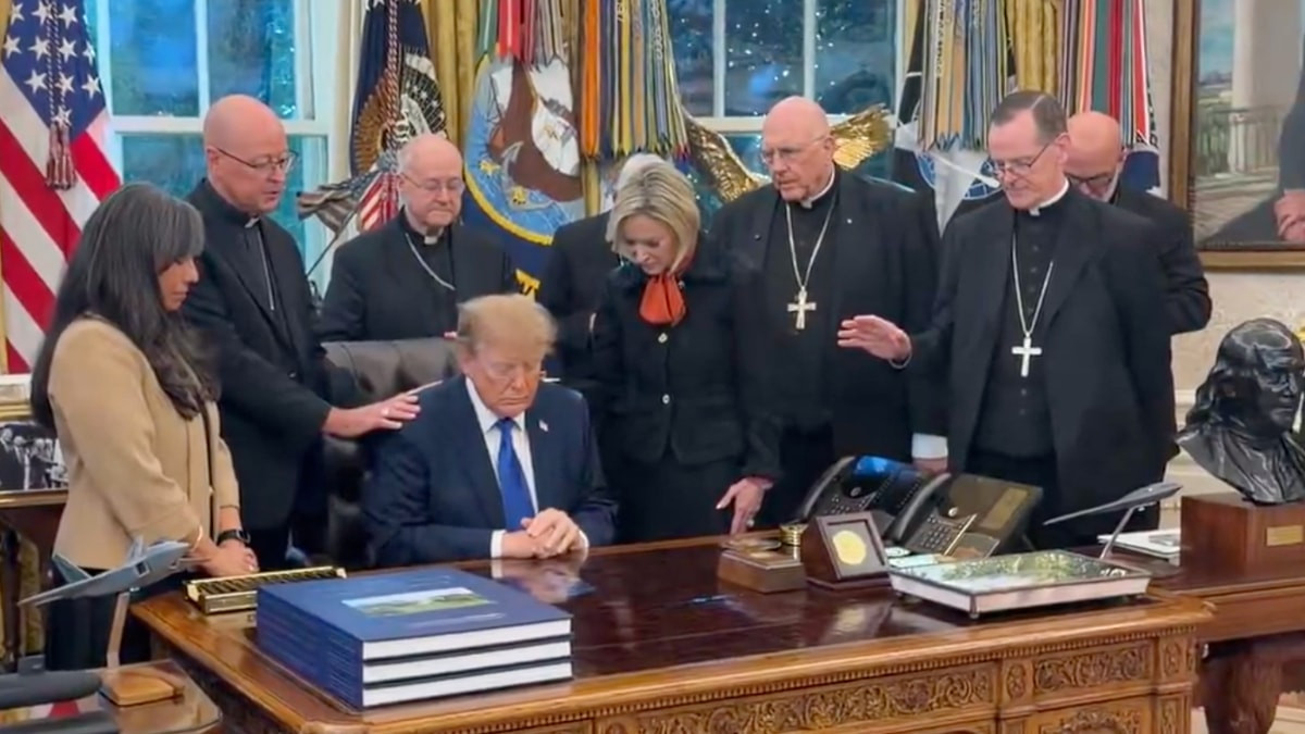 ABD'de Katolik piskoposlar Oval Ofis'te Trump'a dua etti