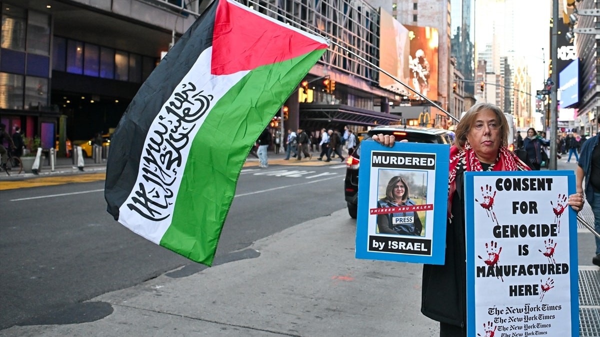 ABD'li aktivistlerden New York Times binası önünde Filistin bayraklı aksiyon: 'Beyaz olsalar önemser miydiniz'