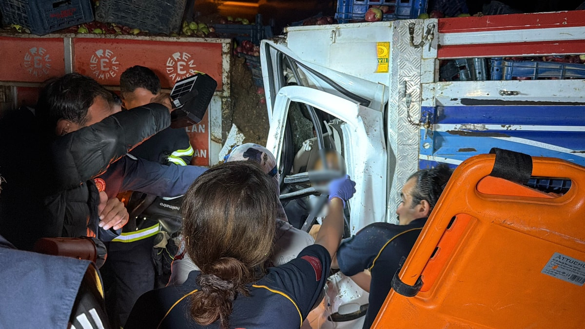 Adıyaman'da kamyonet traktöre arkadan çarptı: 1 meyyit, 1 yaralı