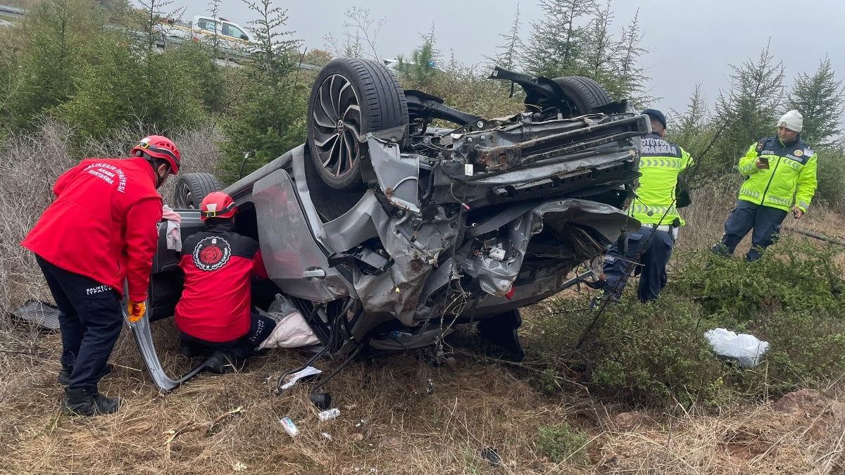 Balıkesir'de araba bariyerleri aşarak şarampole uçtu: 1 yaralı