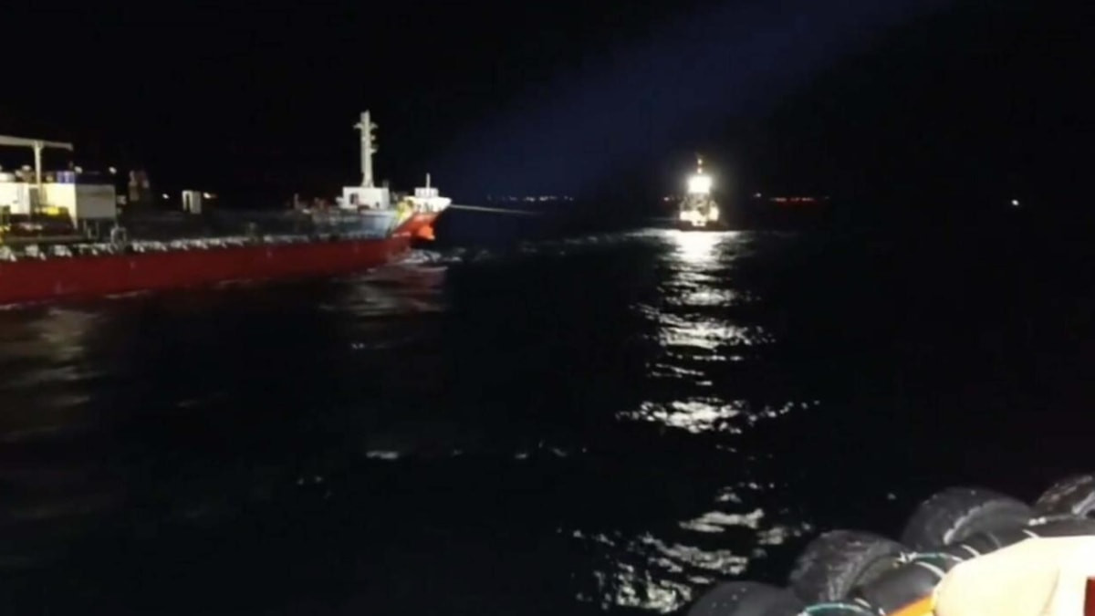 Çanakkale Boğazı'nda arızalanan gemi demirletildi