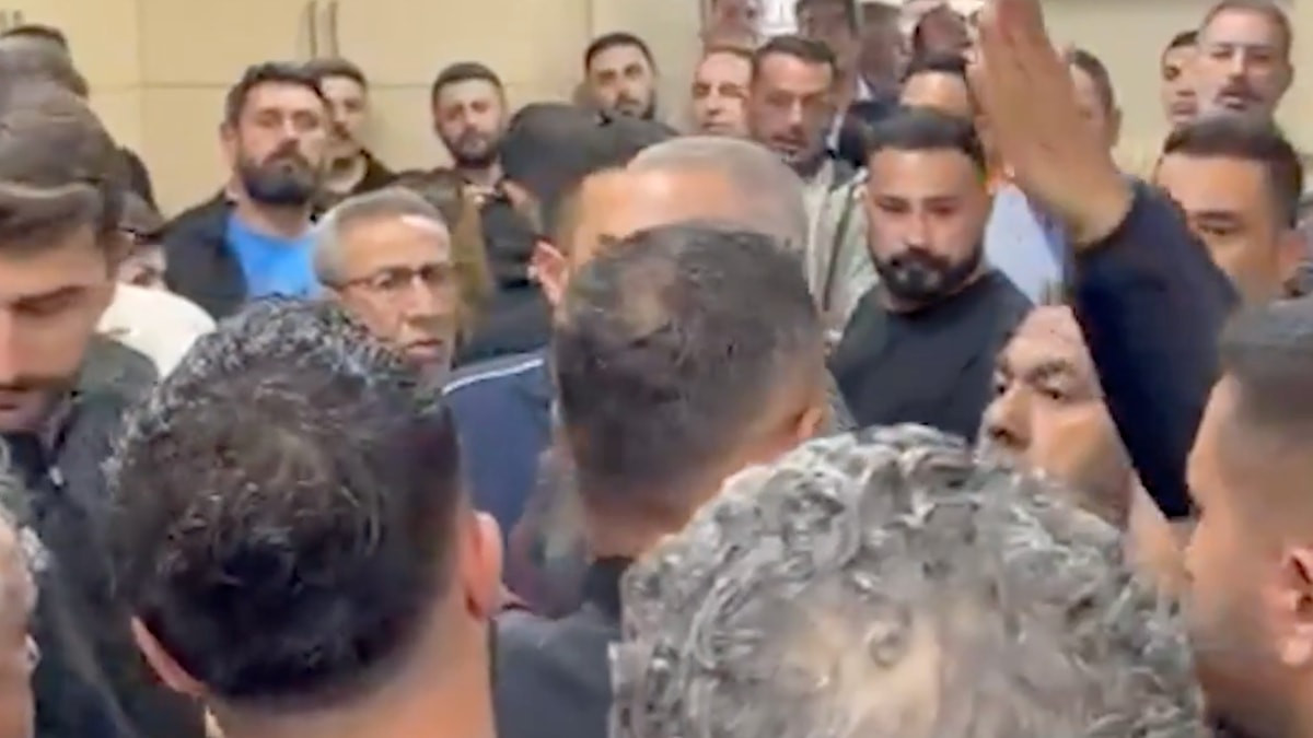 Çiğli Belediye Meclisinde gerginlik: Onur Emrah Yıldız'a su şişesi fırlatıldı