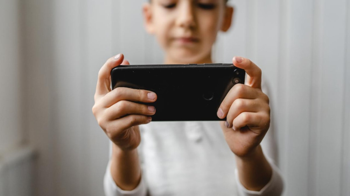 Erken yaşta akıllı telefon kullanımı, yeme bozukluğu riskini artırıyor