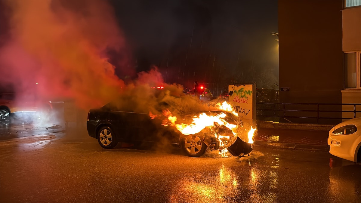 Eskişehir'de alkollü şoför kazaya karıştı: Yanan aracını sigara içerek seyretti