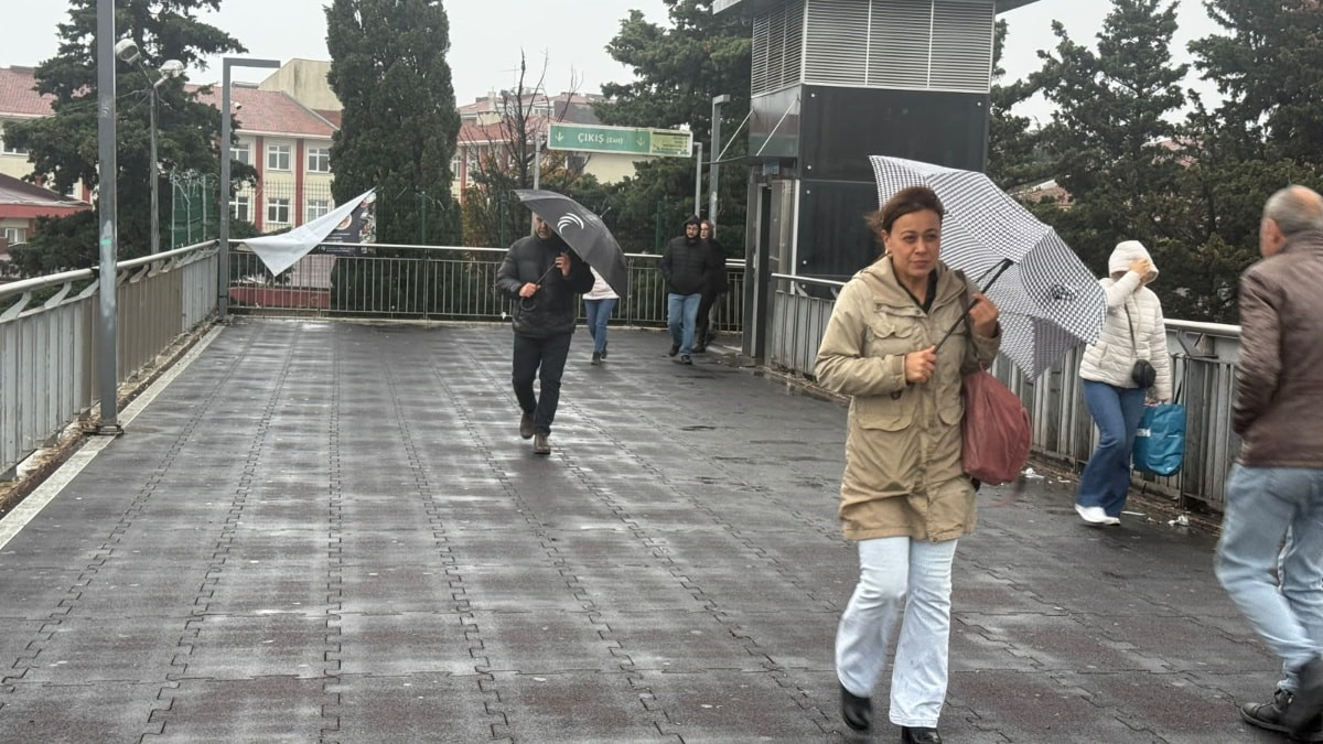 İstanbul’da sağanak yağış hayatı felç etti: Vatandaşlar işe giderken güç anlar yaşadı