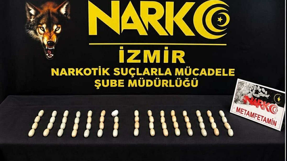İzmir'de havalimanında kuşkulu 2 yolcunun midelerinden 495 gram metamfetamin çıktı