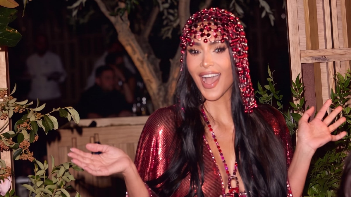 Kim Kardashian 46. yaşını kutladı! Elbisenin derin yırtmacı olay oldu