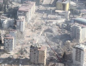 Depremde yıkılan Ebrar Sitesi F Blok için kamu görevlileri yargı önünde